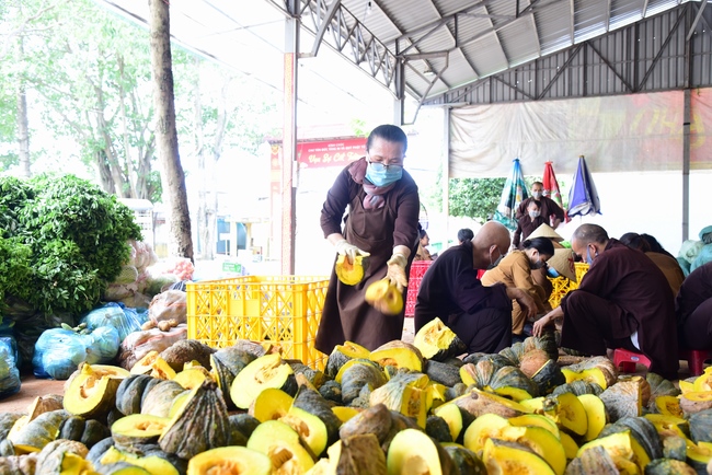Chùa Hoằng Pháp: Tiếp tục hỗ trợ người dân khó khăn trong đại dịch Covid (đợt 8)